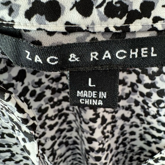 V-neck Flowy Blouse in Black Gray & White Pattern Button Detailing‎ Down Sleeves - Picture 3 of 7